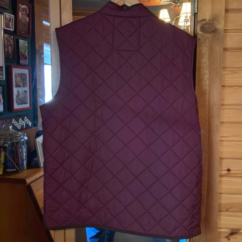 UNTUCKit quilted full zip lightweight vest. Size X-Large, color is light maroon - Picture 5 of 5